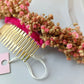 Peineta de flores preservadas en tonos beige y rosa, elegante y bohemia para boda o uso diario.