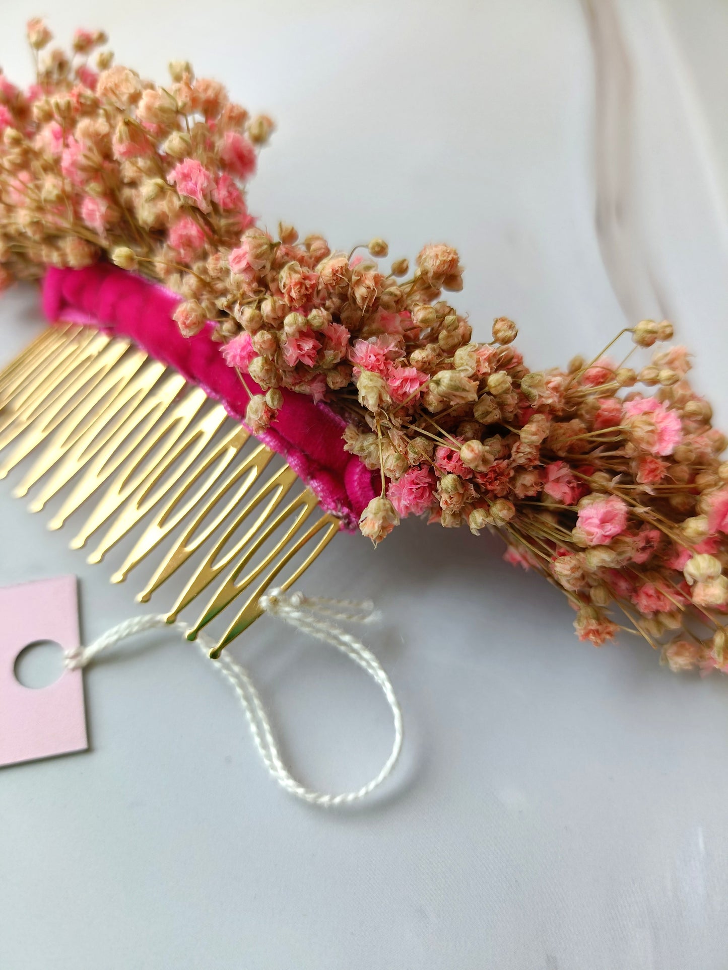 Peineta de flores preservadas en tonos beige y rosa, elegante y bohemia para boda o uso diario.