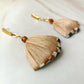Pendientes largos elegantes para mujer – Joya llamativa azul y beige, regalo artesanal único para ella, accesorio rústico chic.