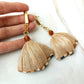 Pendientes largos elegantes para mujer – Joya llamativa azul y beige, regalo artesanal único para ella, accesorio rústico chic.