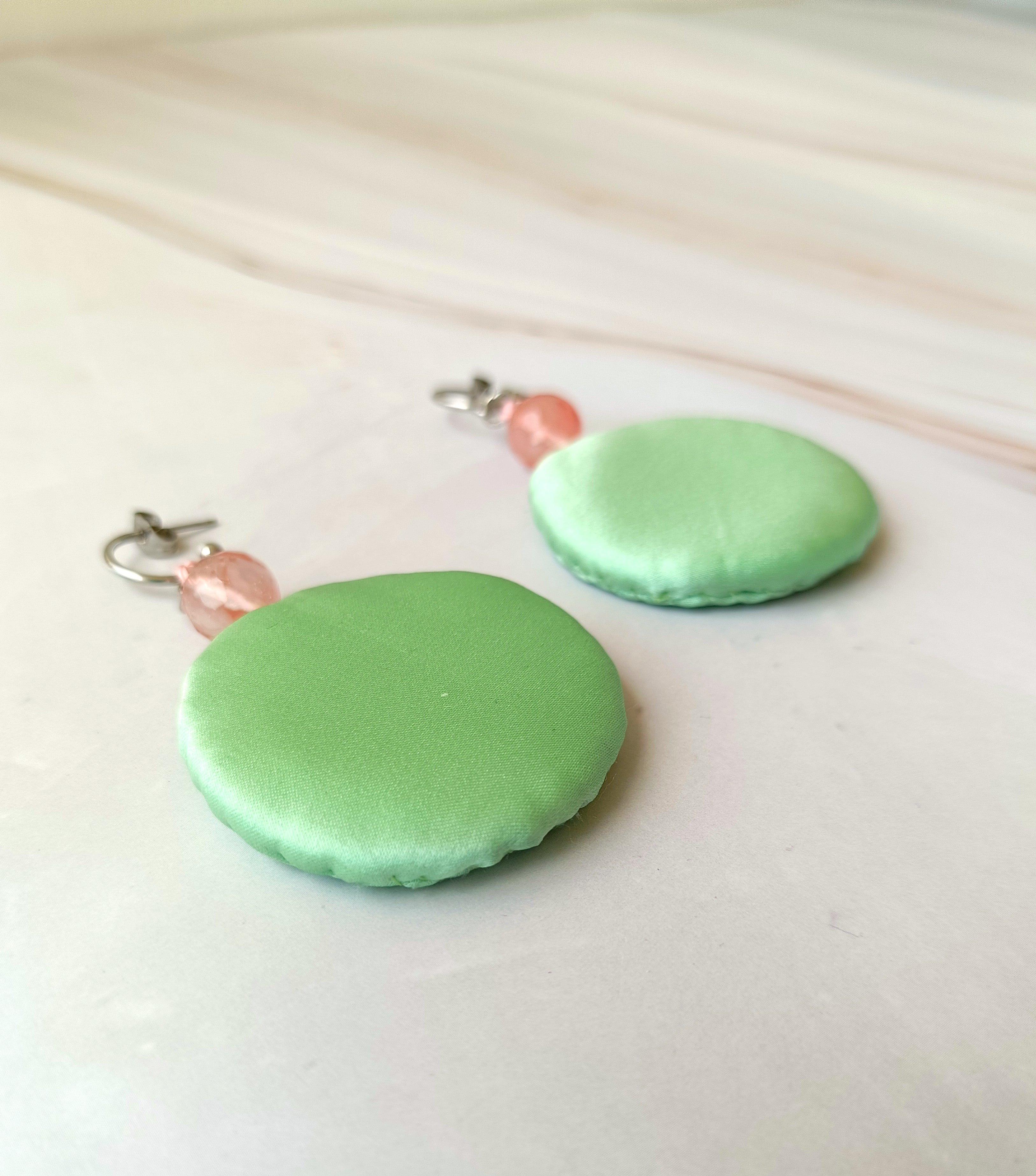 Pendientes redondos de seda verde con cuarzo sandía.
