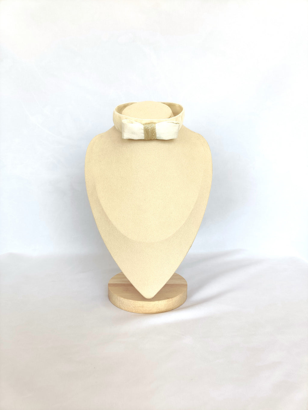 Choker de terciopelo y lazo de seda.