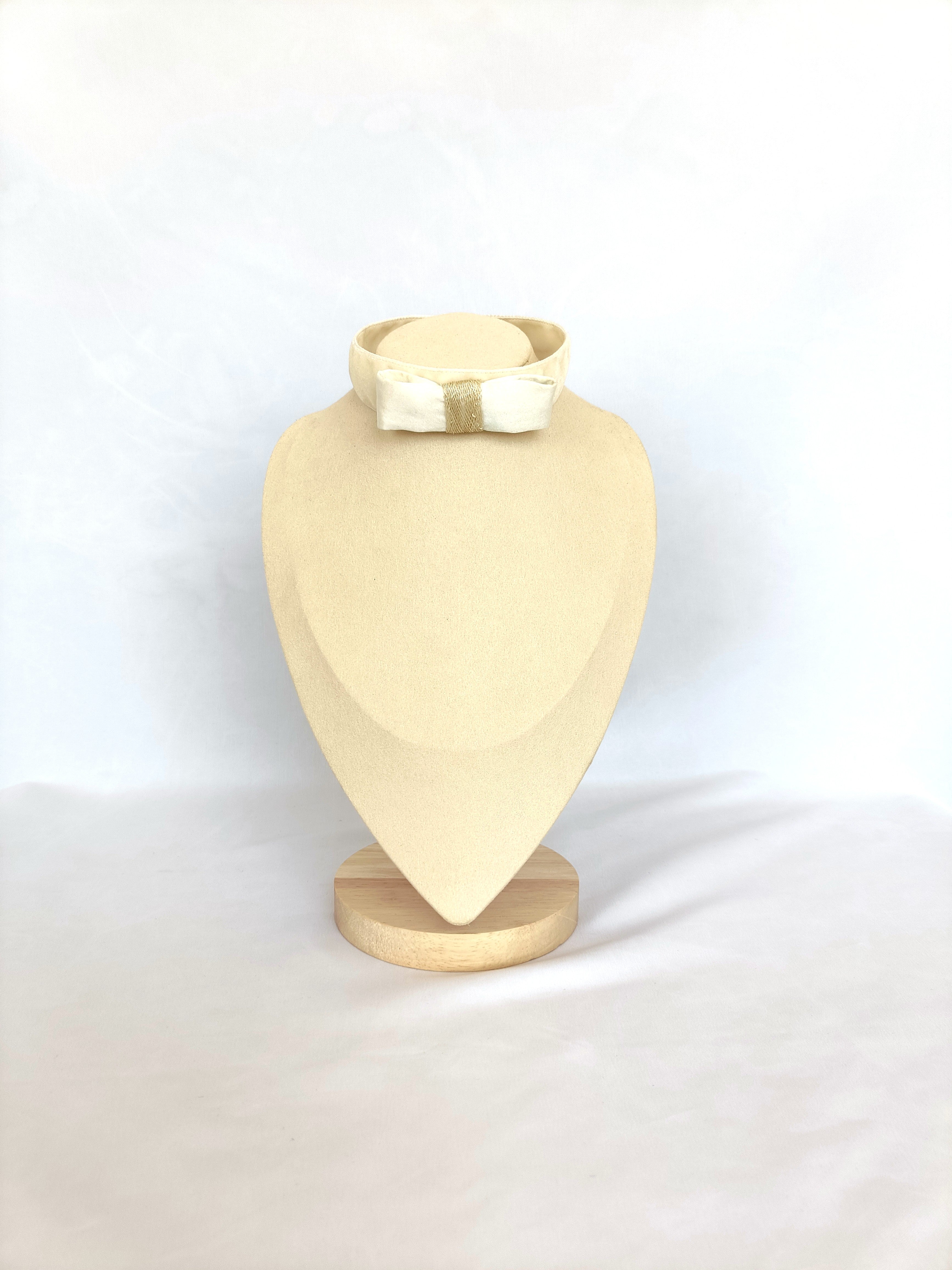 Choker de terciopelo y lazo de seda.