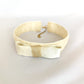Choker de terciopelo marfil con lazo de seda natural y detalle en sinamay.