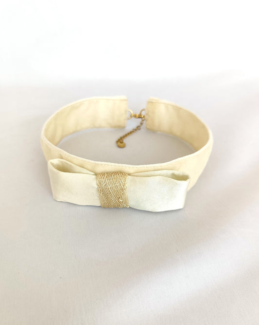 Choker de terciopelo y lazo de seda.