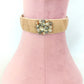 Choker de terciopelo tostado con cristales beige y gris.