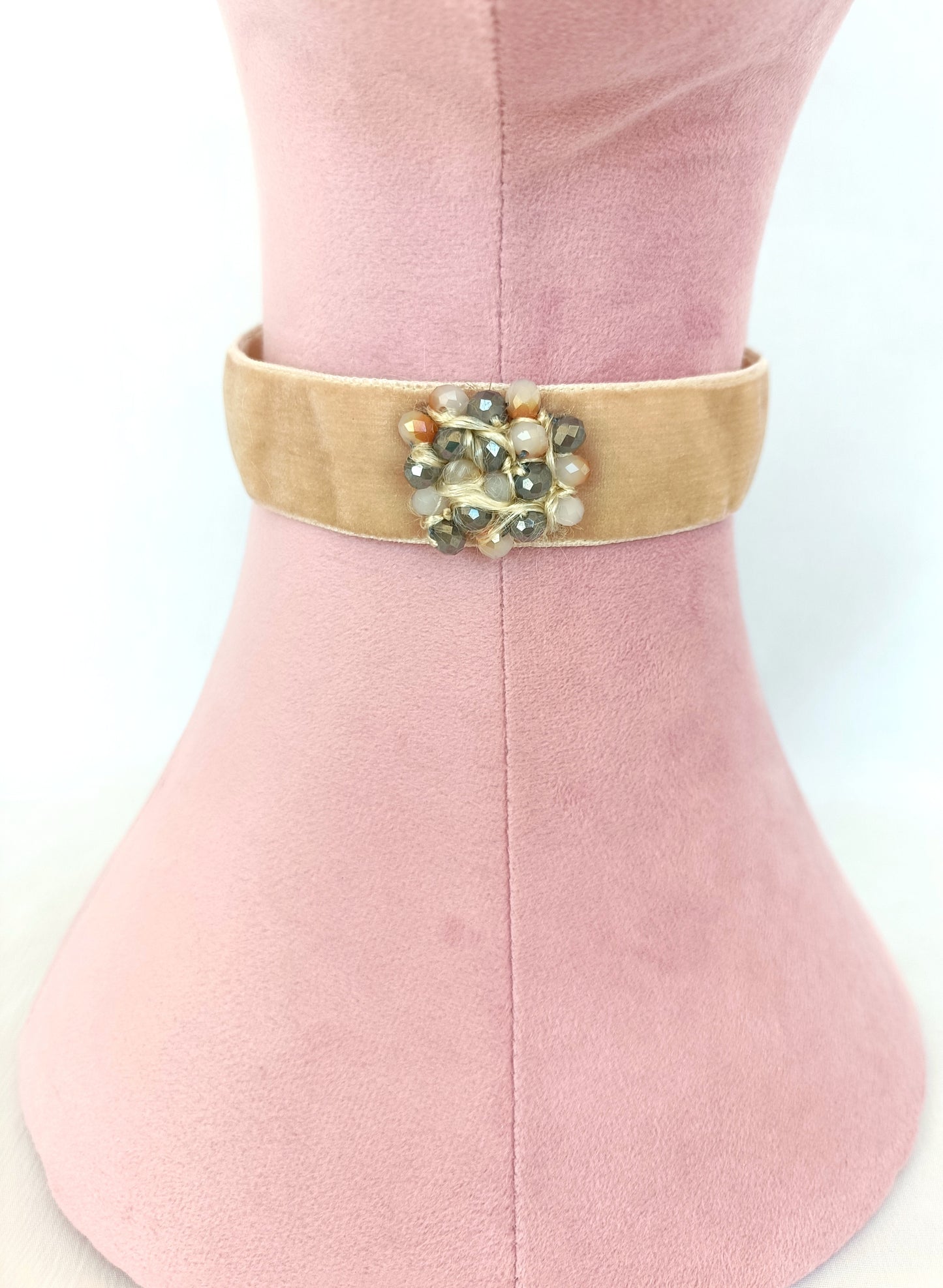 Choker de terciopelo tostado con cristales beige y gris.