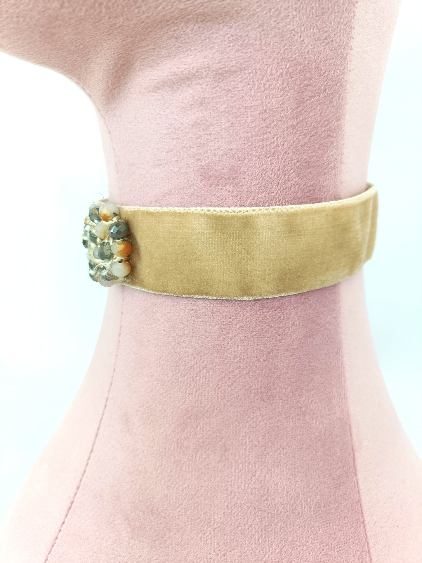 Choker de terciopelo tostado con cristales beige y gris.