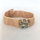Choker de terciopelo tostado con cristales beige y gris.