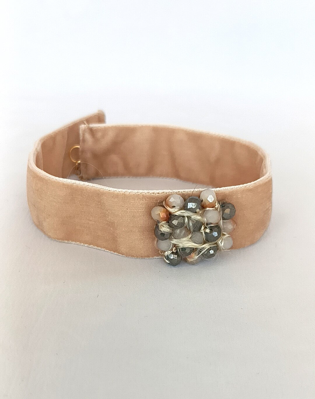 Choker de terciopelo tostado con cristales beige y gris.