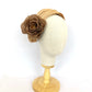 Tocado de sinamay seda beige con flor marrón de organza.