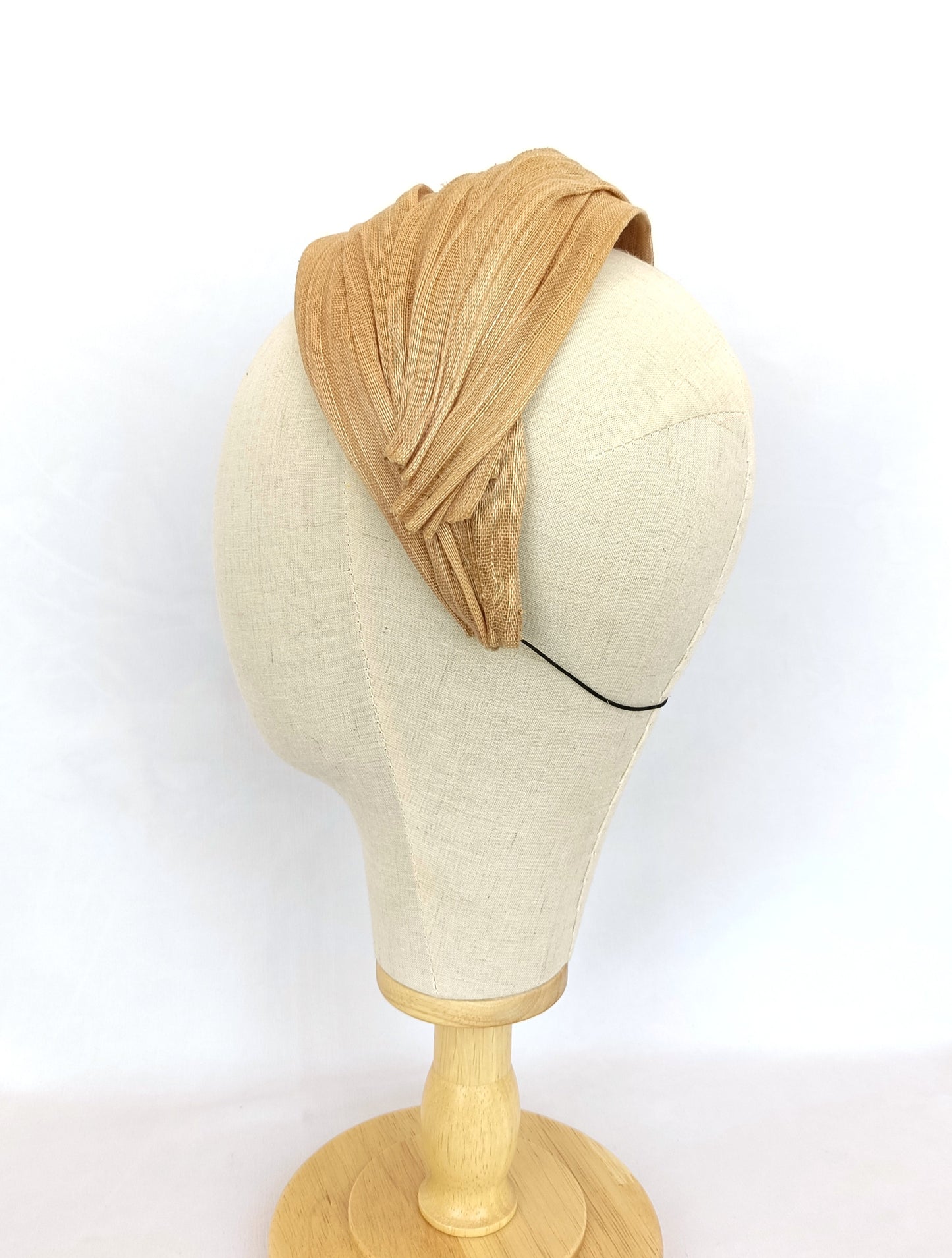 Tocado de sinamay seda beige con flor marrón de organza.