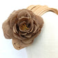 Tocado de sinamay seda beige con flor marrón de organza.
