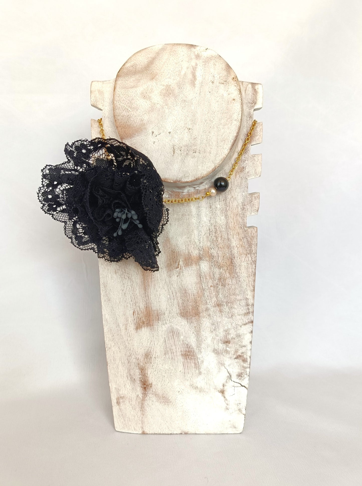 Collar corto dorado con flor de encaje negro y cuentas · Elegante y versátil.