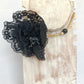 Collar corto dorado con flor de encaje negro y cuentas · Elegante y versátil.