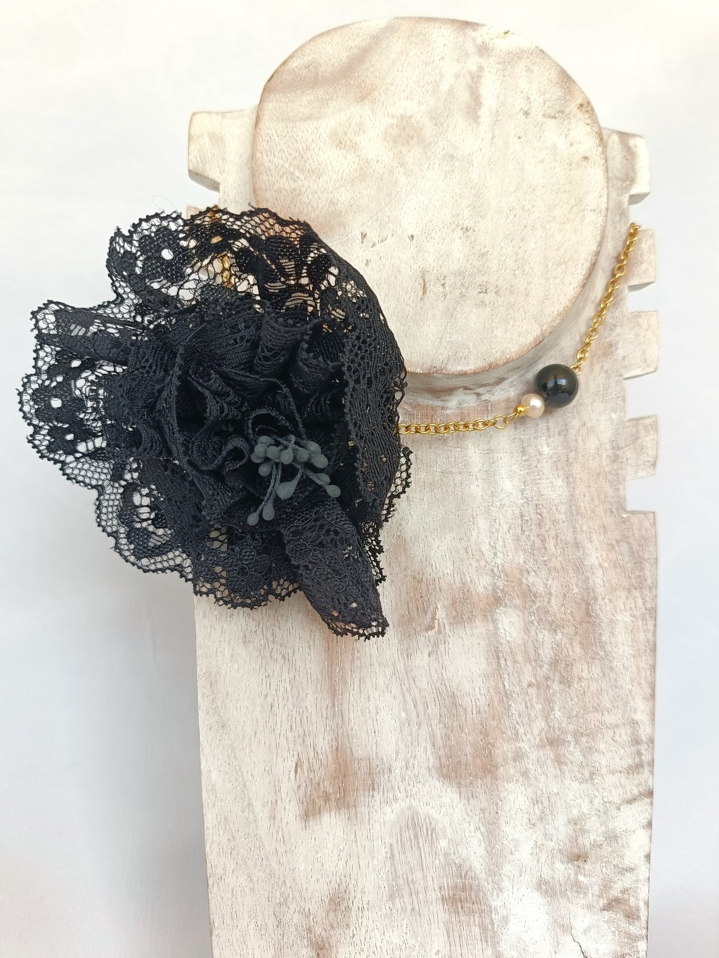 Collar corto dorado con flor de encaje negro y cuentas · Elegante y versátil.