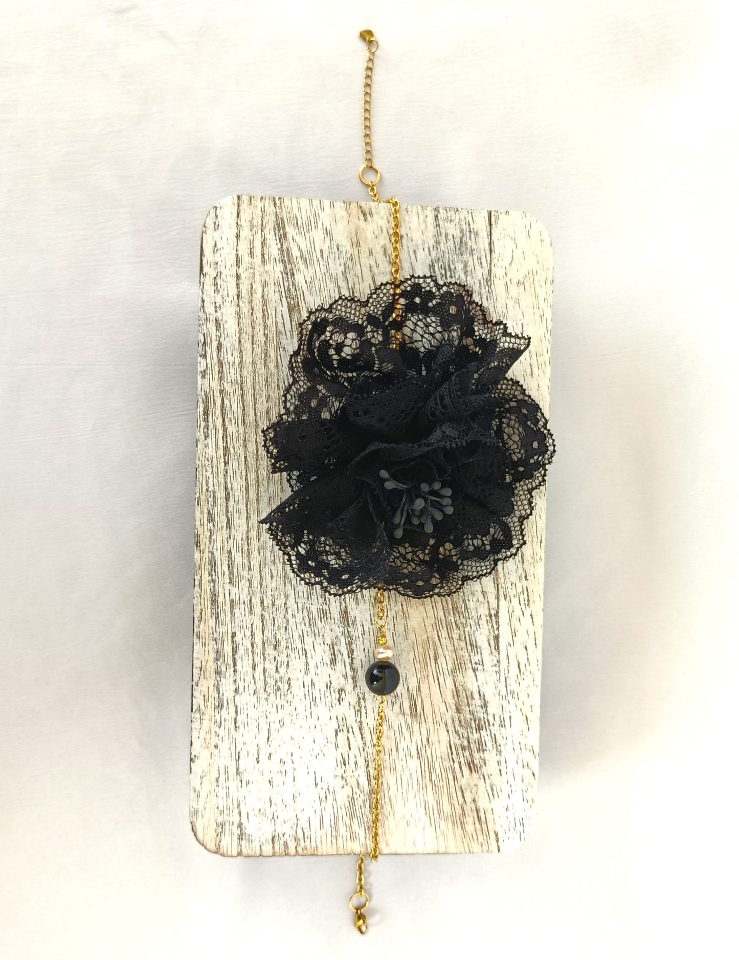 Collar corto dorado con flor de encaje negro y cuentas · Elegante y versátil.