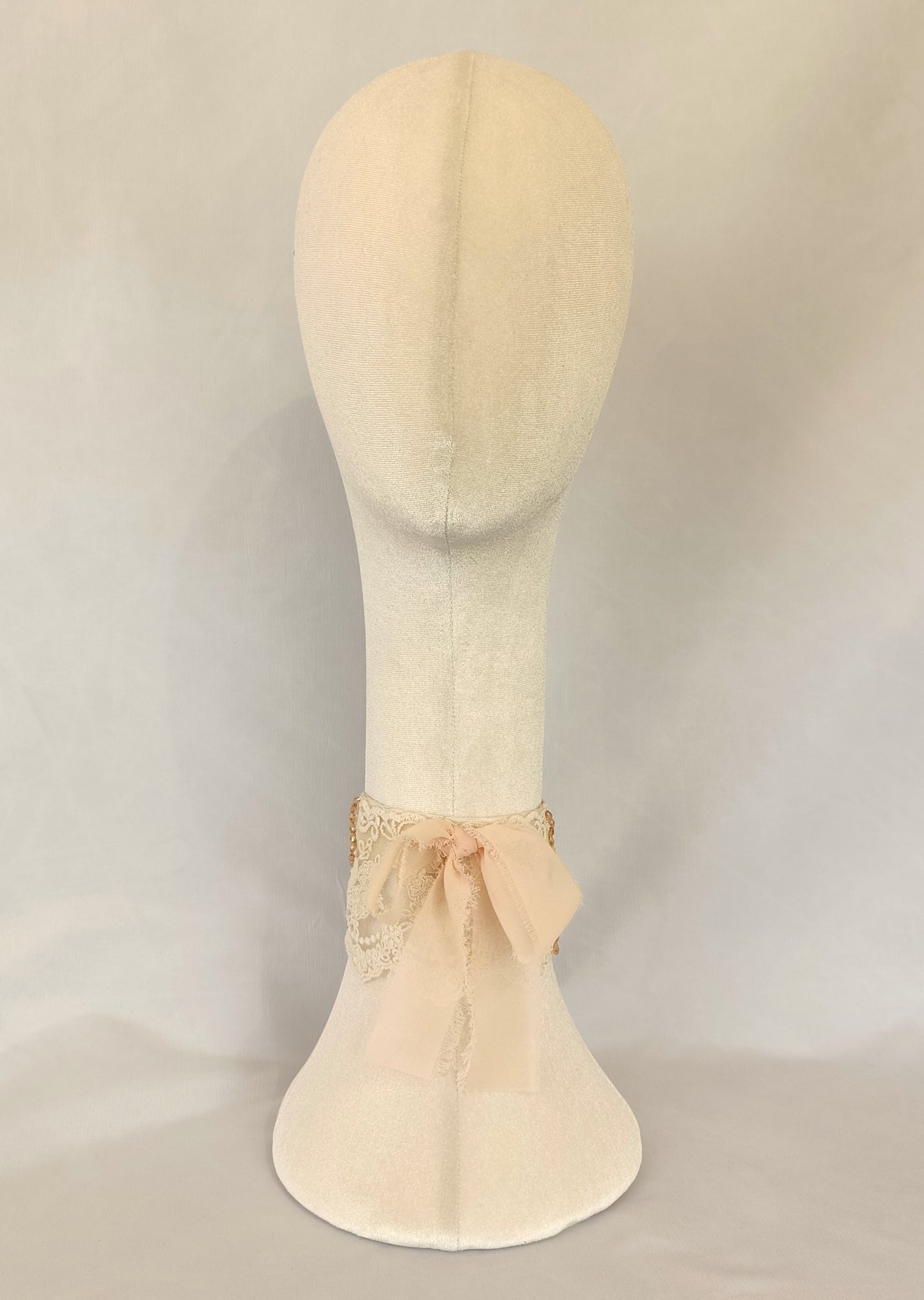 Choker de encaje con lazo de gasa y base de terciopelo marfil · Elegante y versátil.