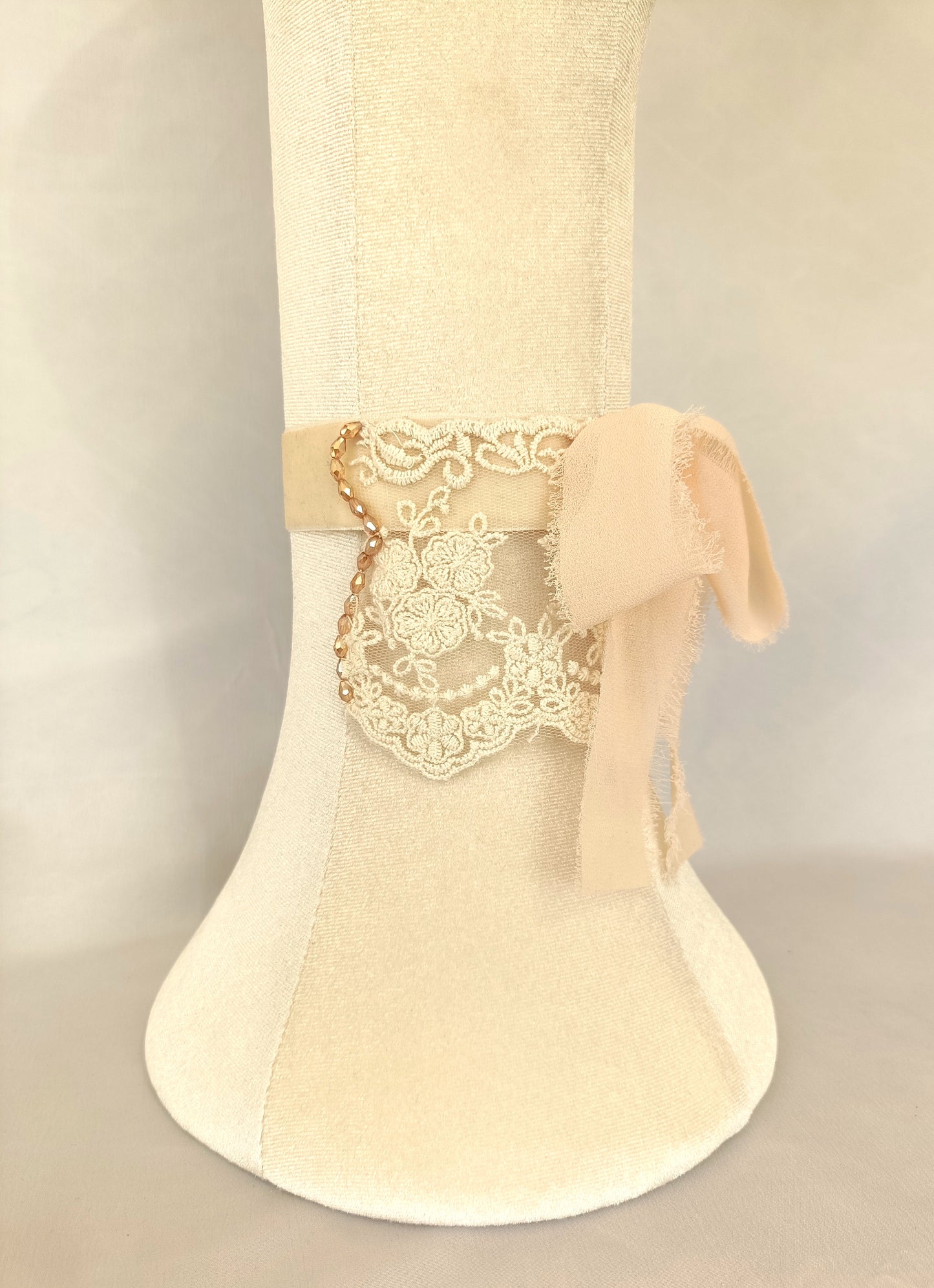 Choker de encaje con lazo de gasa y base de terciopelo marfil · Elegante y versátil.