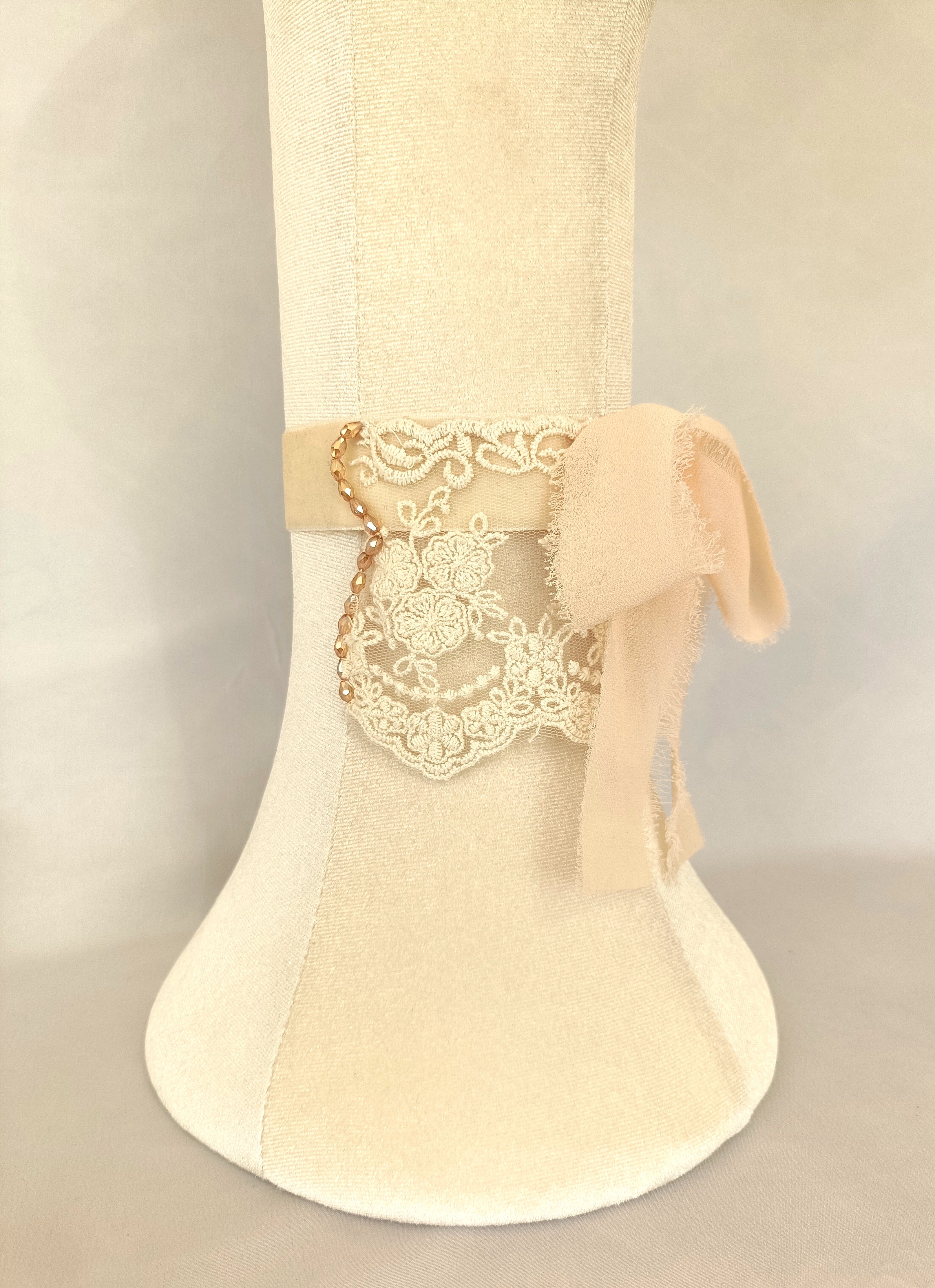 Choker de encaje con lazo.