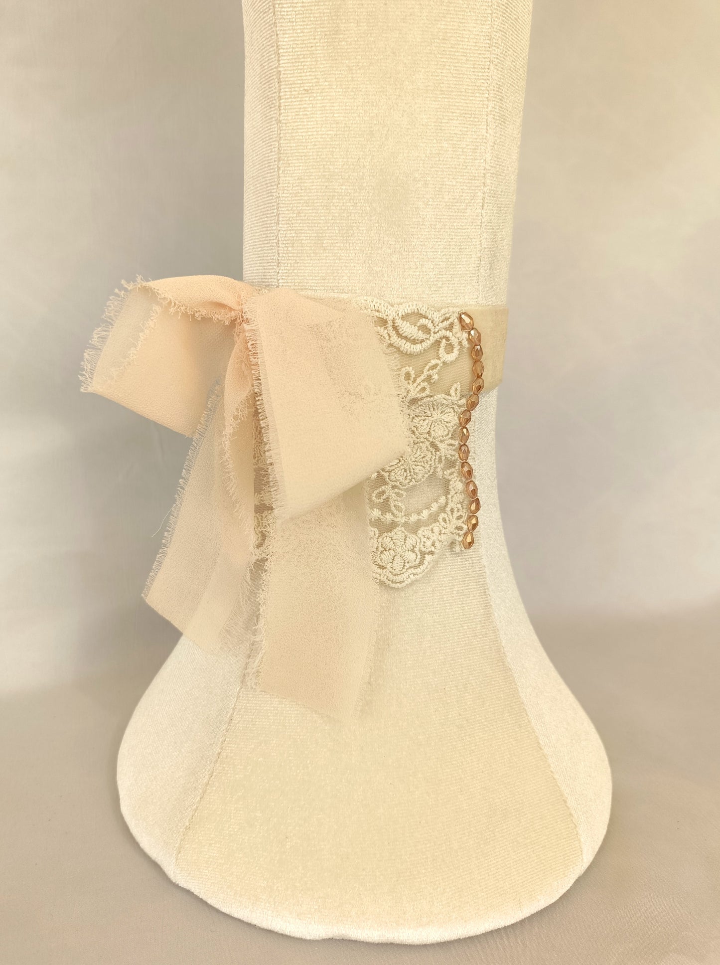 Choker de encaje con lazo de gasa y base de terciopelo marfil · Elegante y versátil.