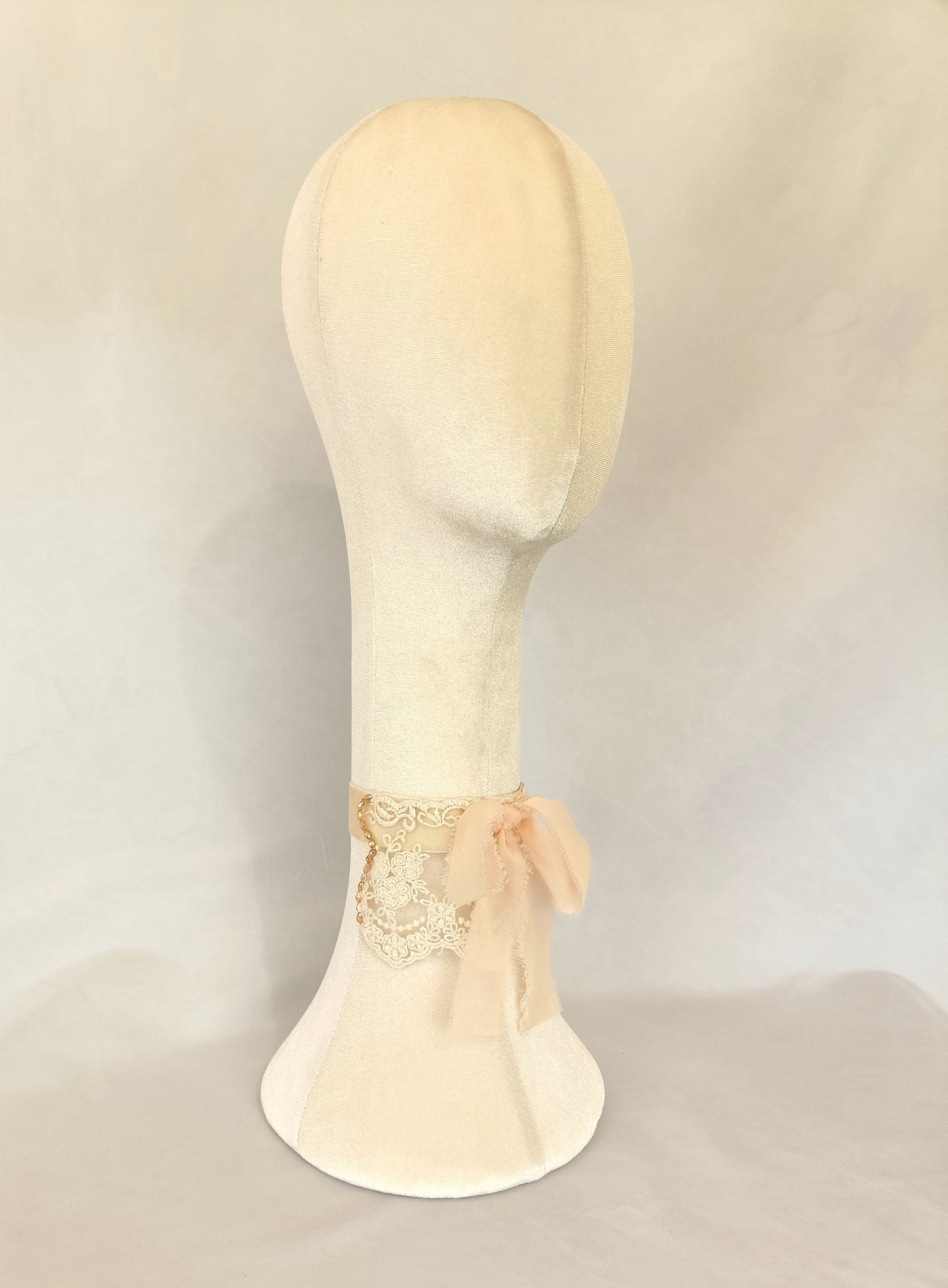 Choker de encaje con lazo de gasa y base de terciopelo marfil · Elegante y versátil.