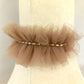 Choker de tul marrón bisón con cristalitos y cinta de terciopelo beige.