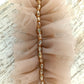 Choker de tul marrón bisón con cristalitos y cinta de terciopelo beige.