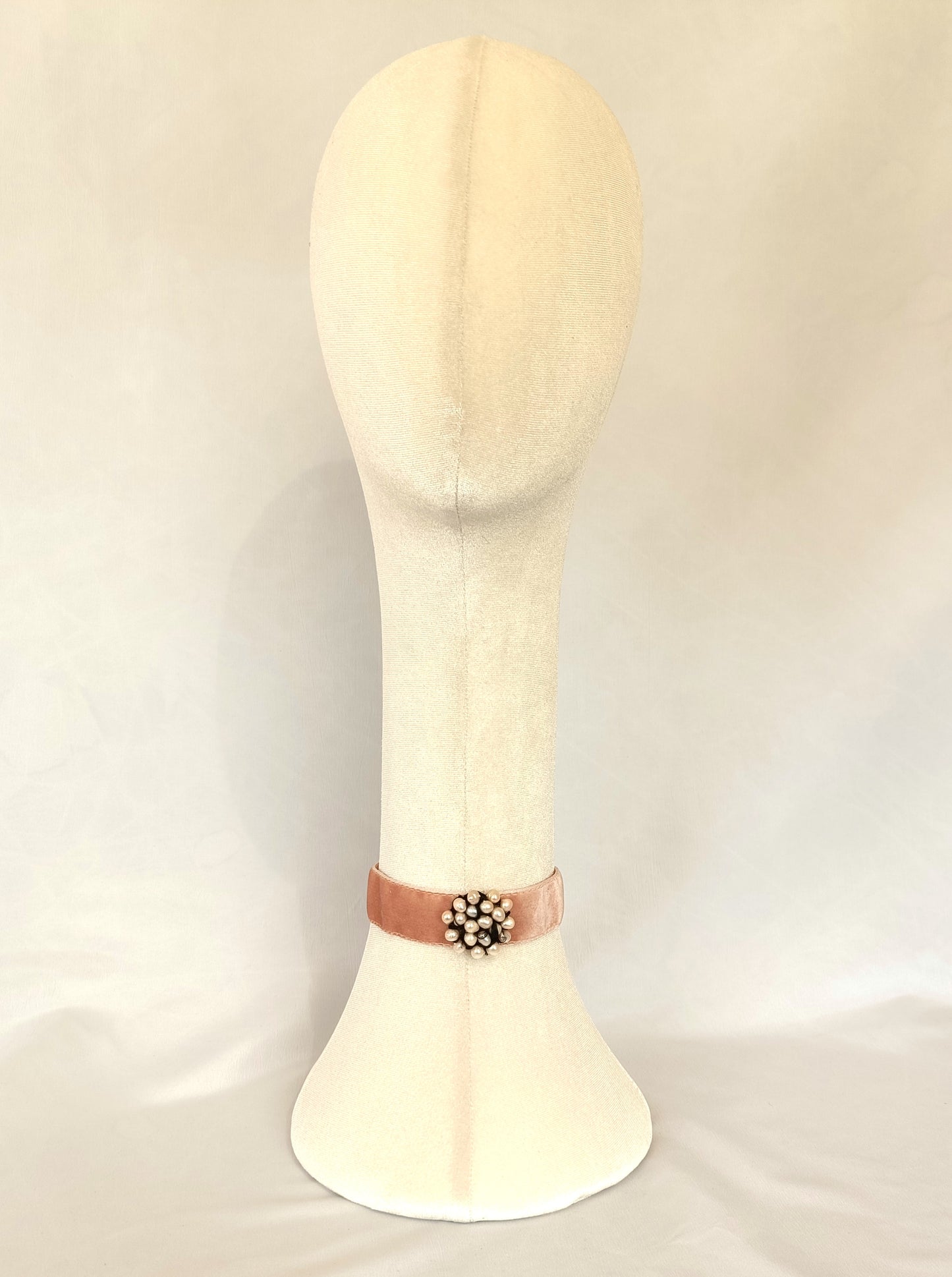 Choker de terciopelo rosa con centro de perlas · Elegante y versátil.