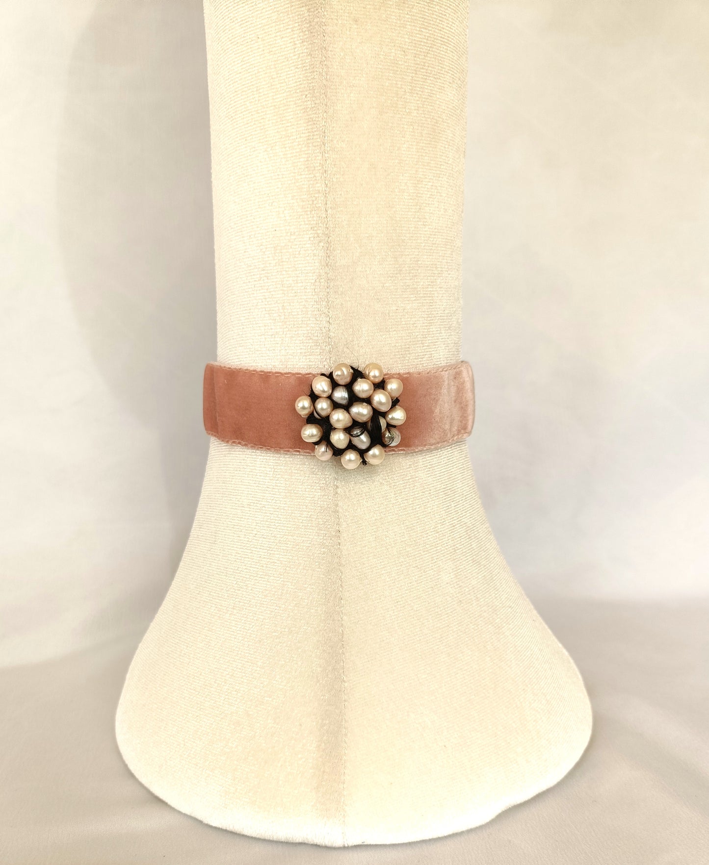 Choker de terciopelo rosa con centro de perlas · Elegante y versátil.