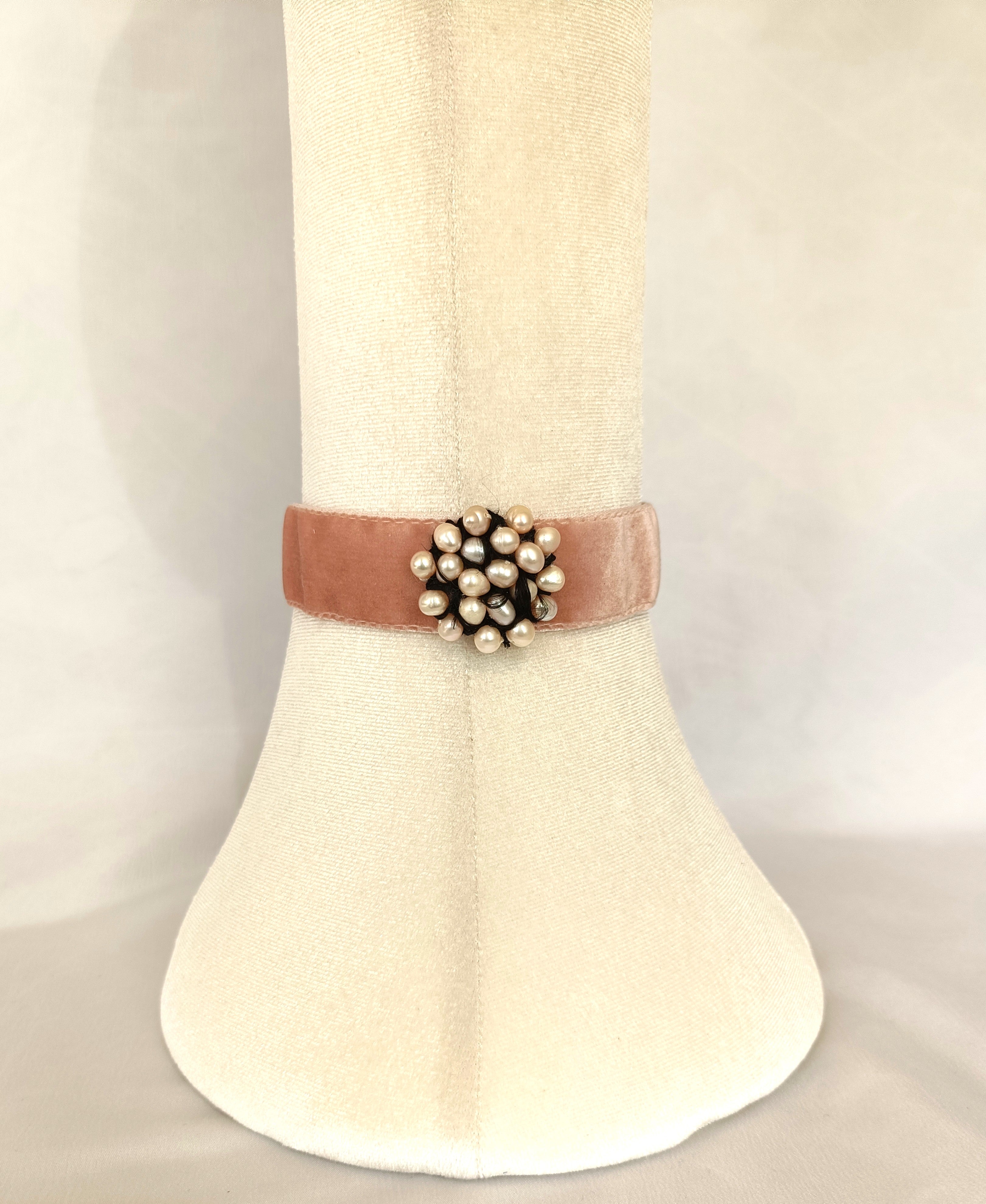 Choker de terciopelo nude y centro de perlas.
