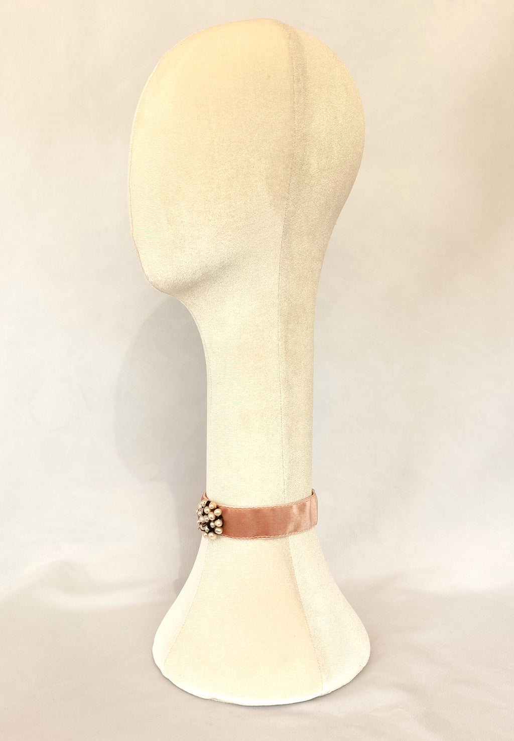Choker de terciopelo nude y centro de perlas.