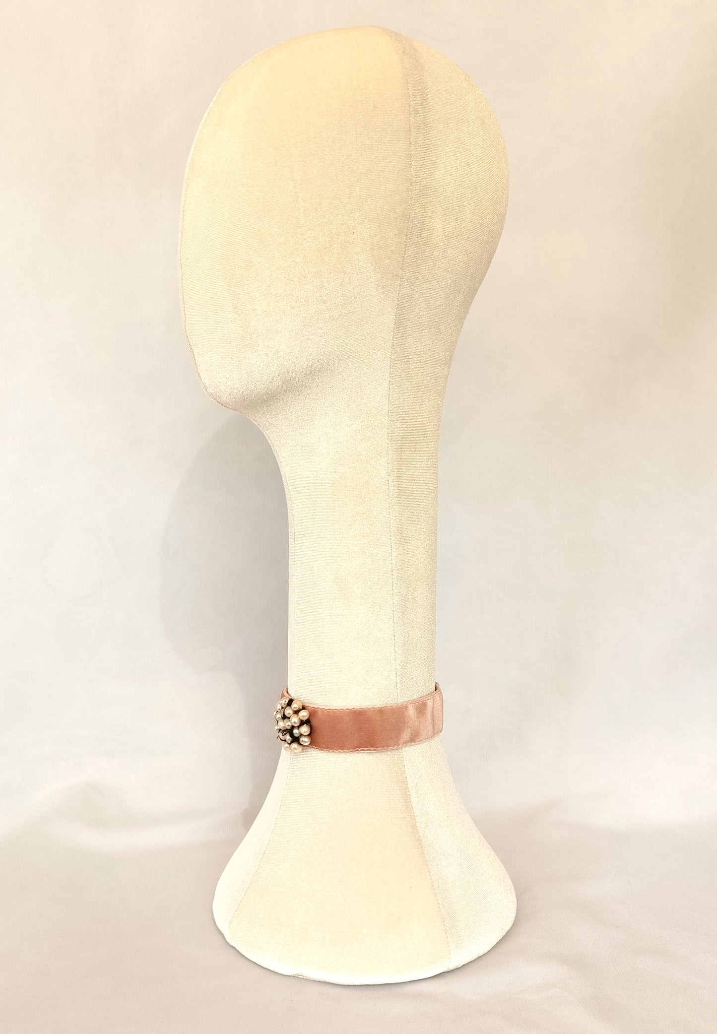 Choker de terciopelo rosa con centro de perlas · Elegante y versátil.