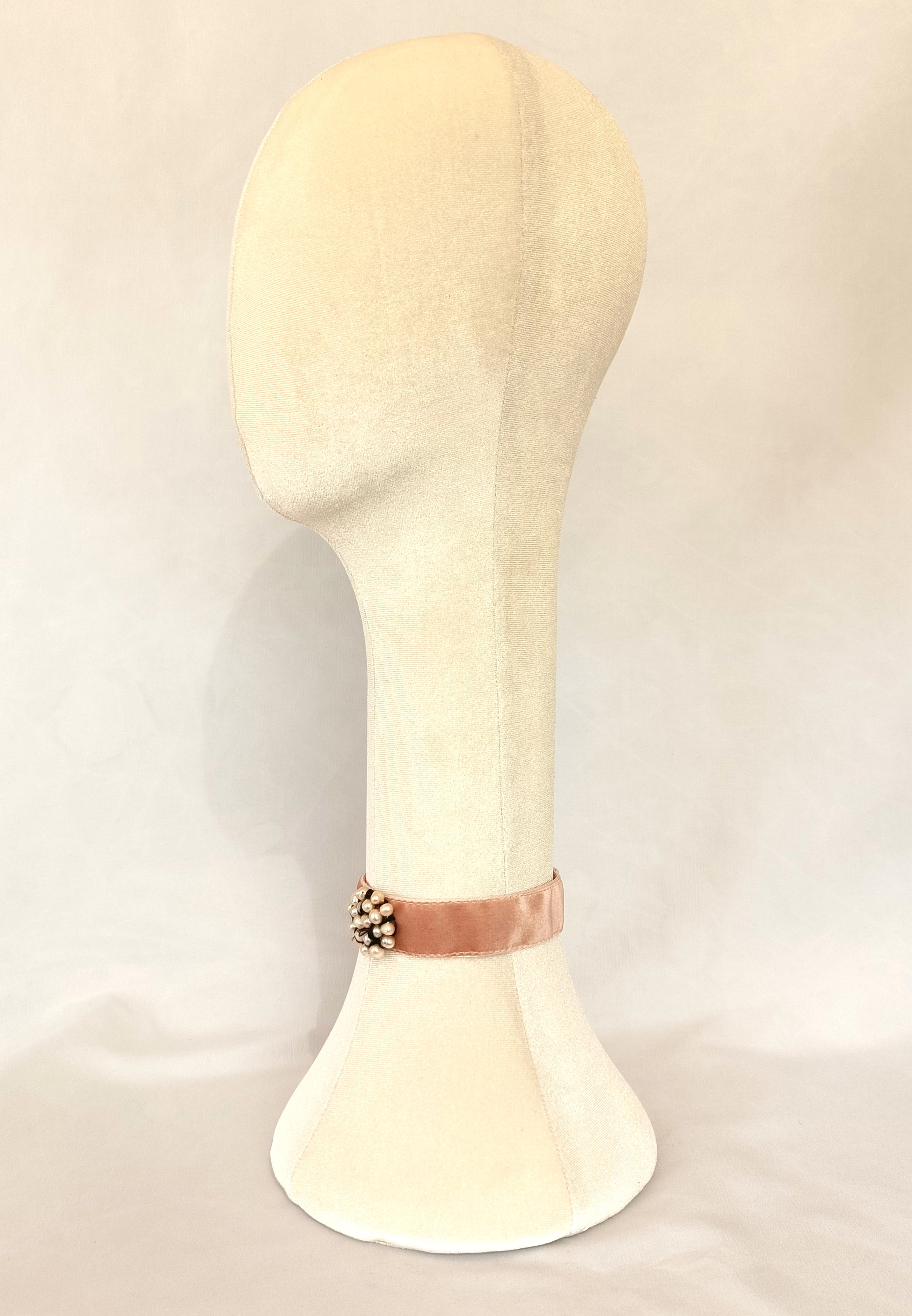 Choker de terciopelo nude y centro de perlas.