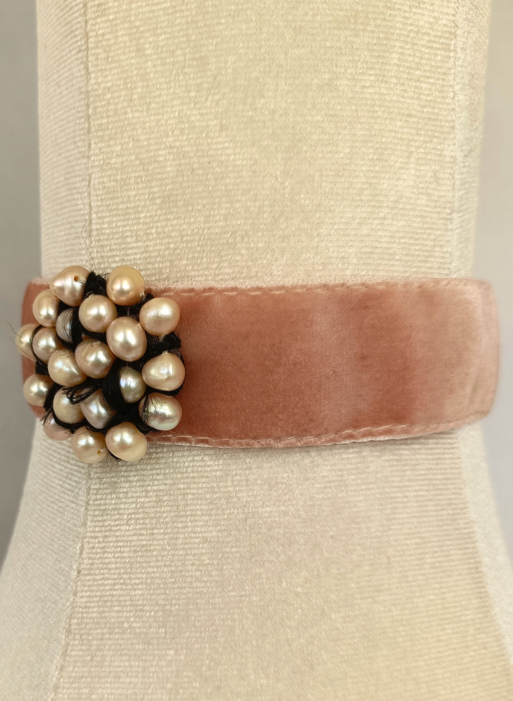 Choker de terciopelo nude y centro de perlas.