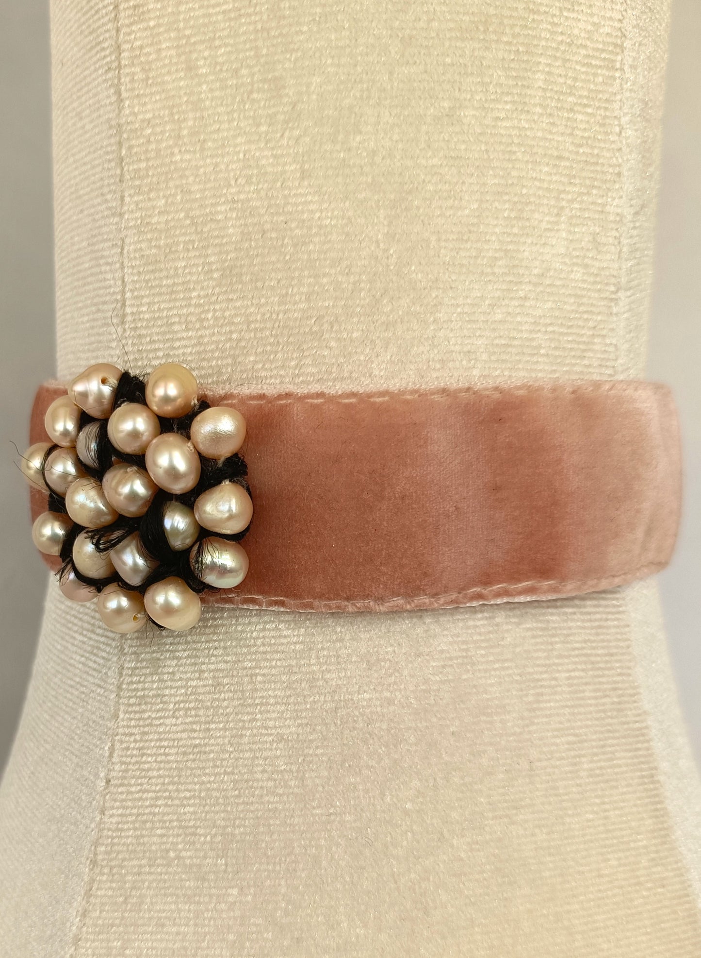 Choker de terciopelo rosa con centro de perlas · Elegante y versátil.