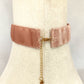 Choker de terciopelo rosa con centro de perlas · Elegante y versátil.