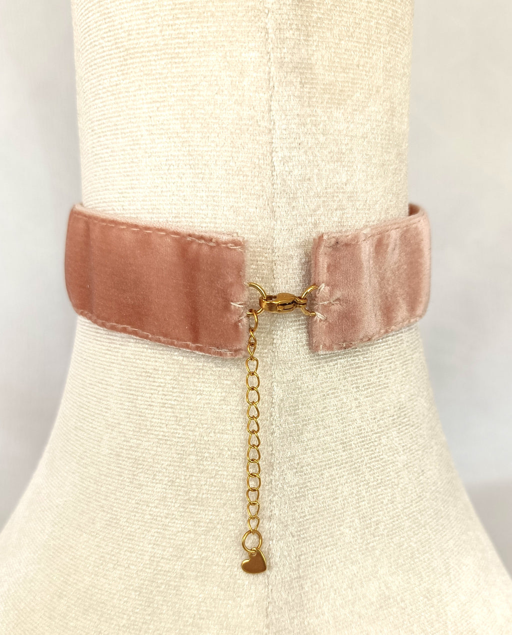 Choker de terciopelo nude y centro de perlas.