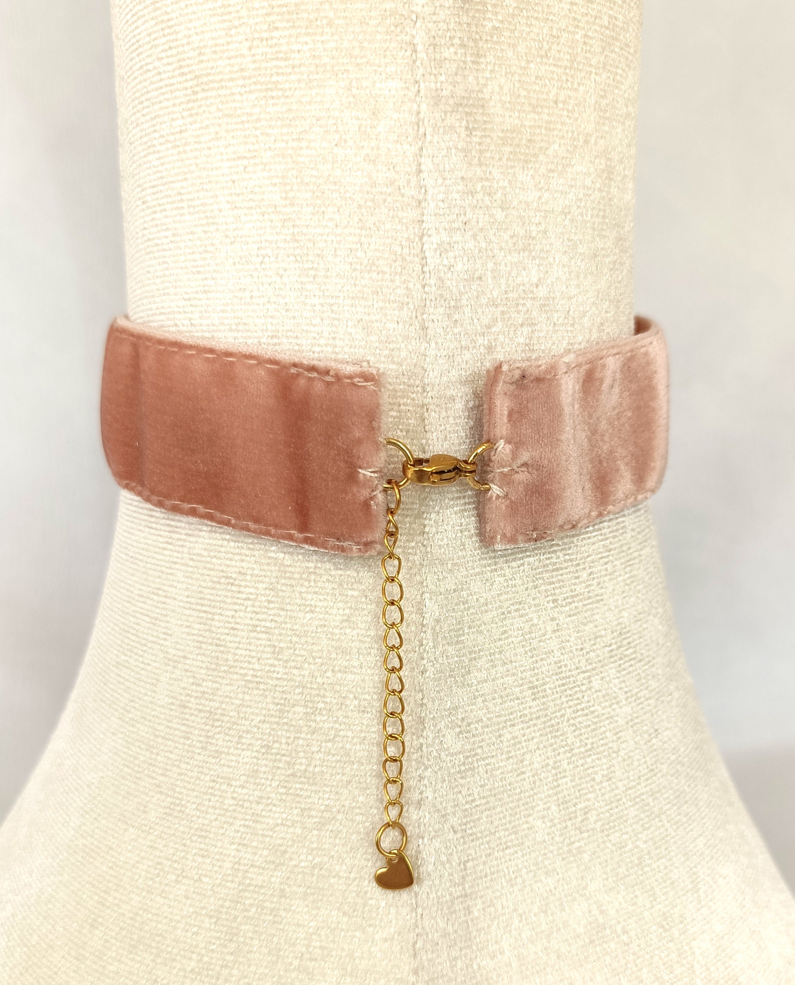 Choker de terciopelo nude y centro de perlas.