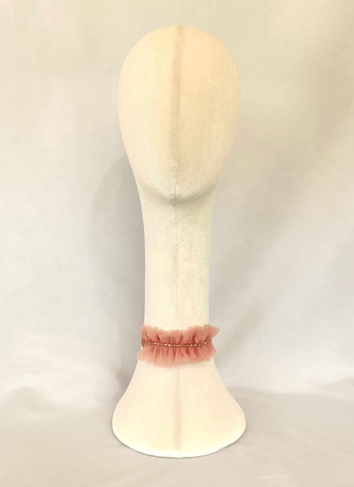 Choker de terciopelo rosa empolvado con tul y cristales · Elegante y versátil.