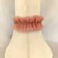 Choker de terciopelo rosa empolvado con tul y cristales · Elegante y versátil.