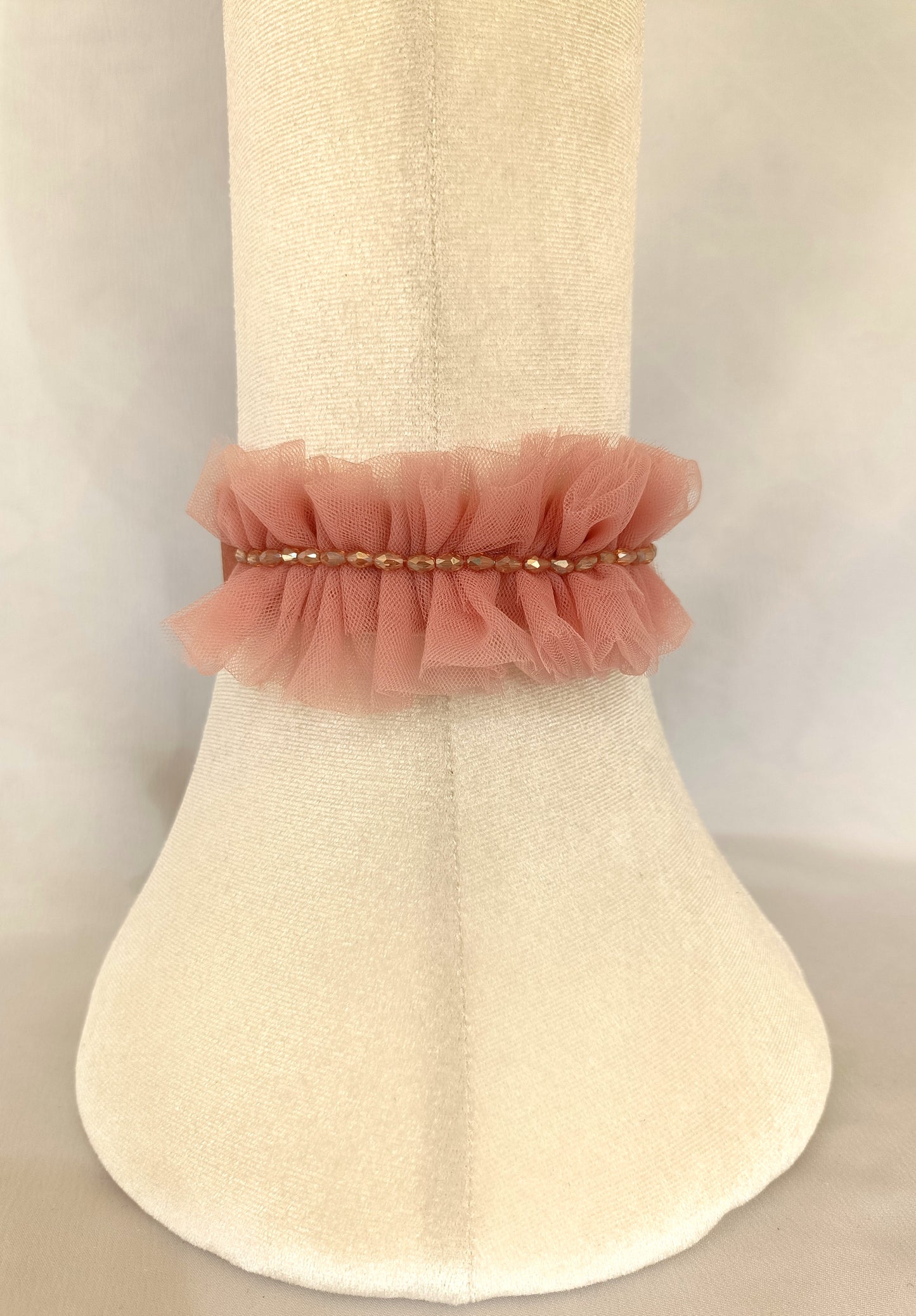 Choker de terciopelo rosa empolvado con tul y cristales · Elegante y versátil.
