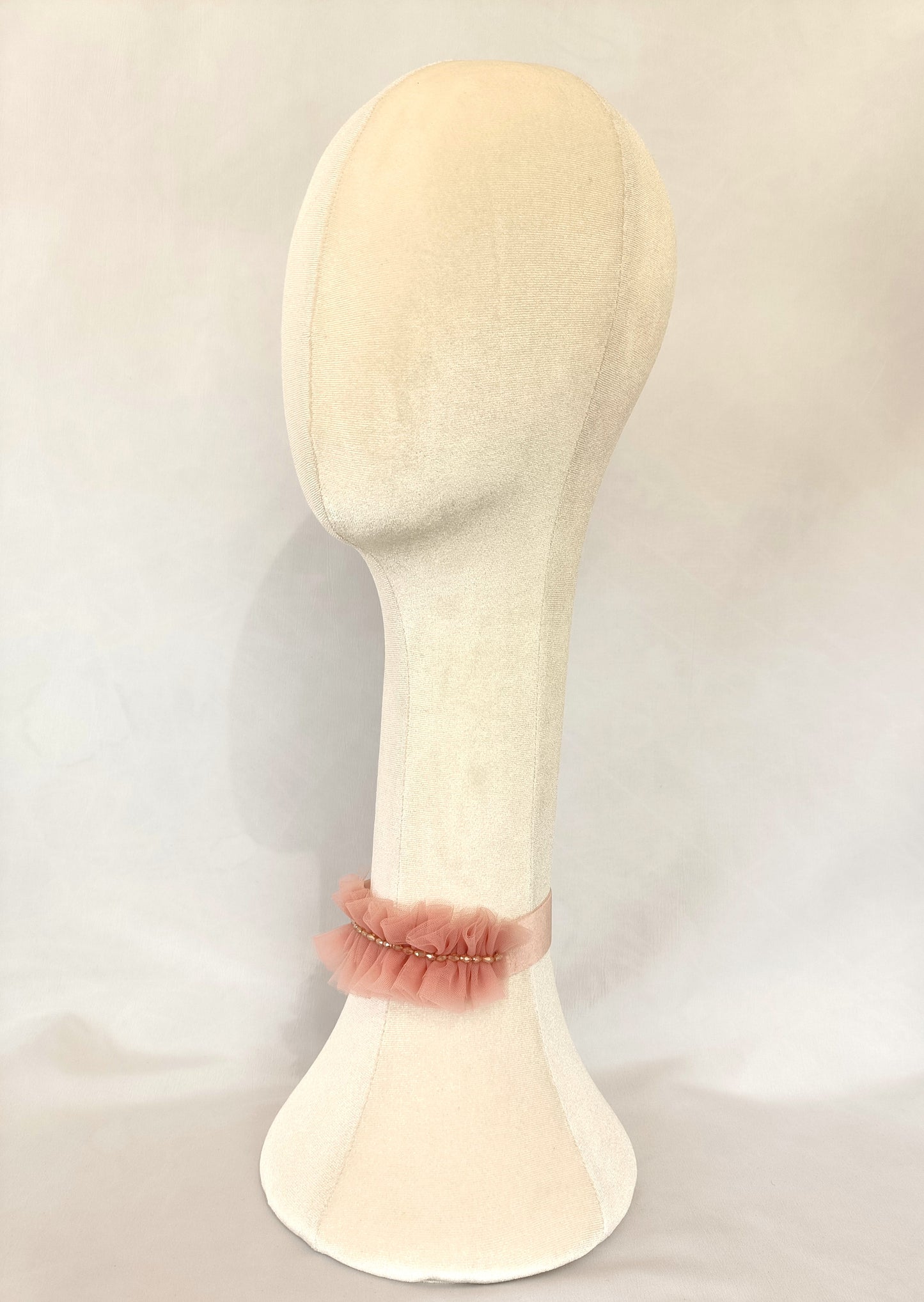 Choker de terciopelo rosa empolvado con tul y cristales · Elegante y versátil.