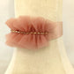 Choker de terciopelo rosa empolvado con tul y cristales · Elegante y versátil.