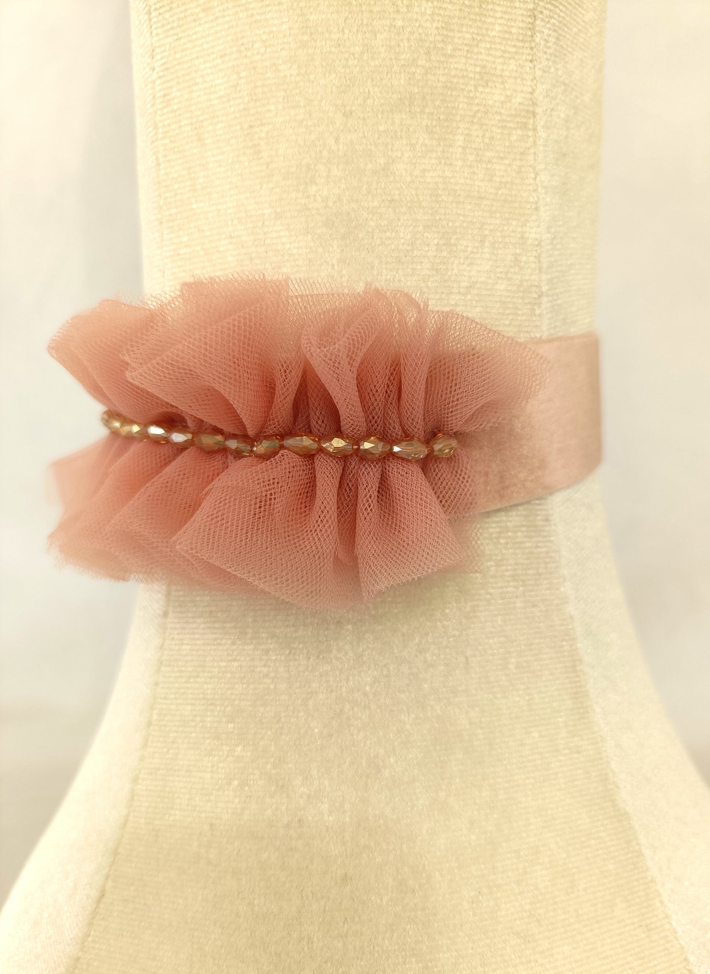 Choker de terciopelo rosa empolvado con tul y cristales · Elegante y versátil.