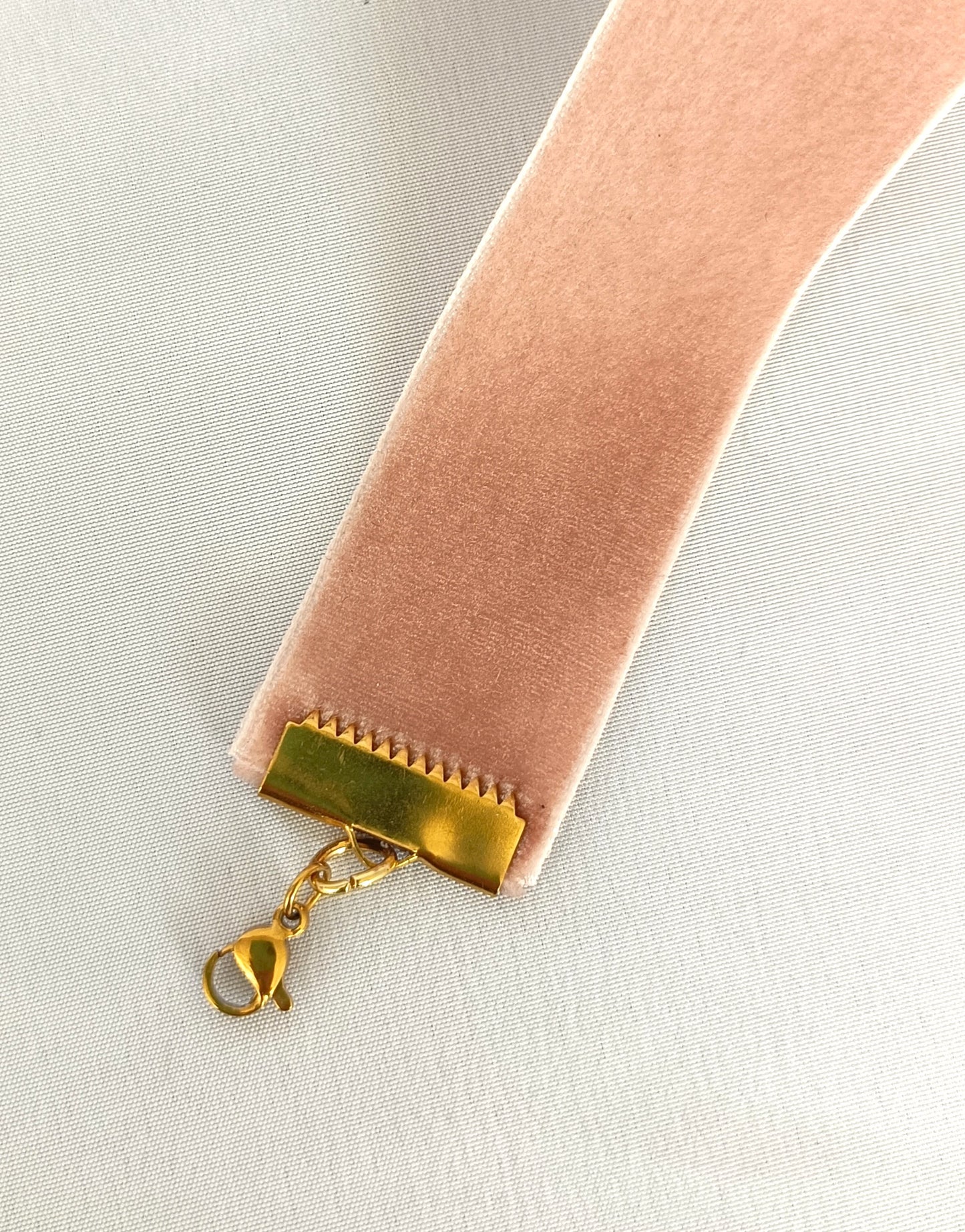 Choker de terciopelo rosa empolvado con tul y cristales · Elegante y versátil.