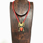 Collar escarabajo dorado y rojo con cordón de seda natural.