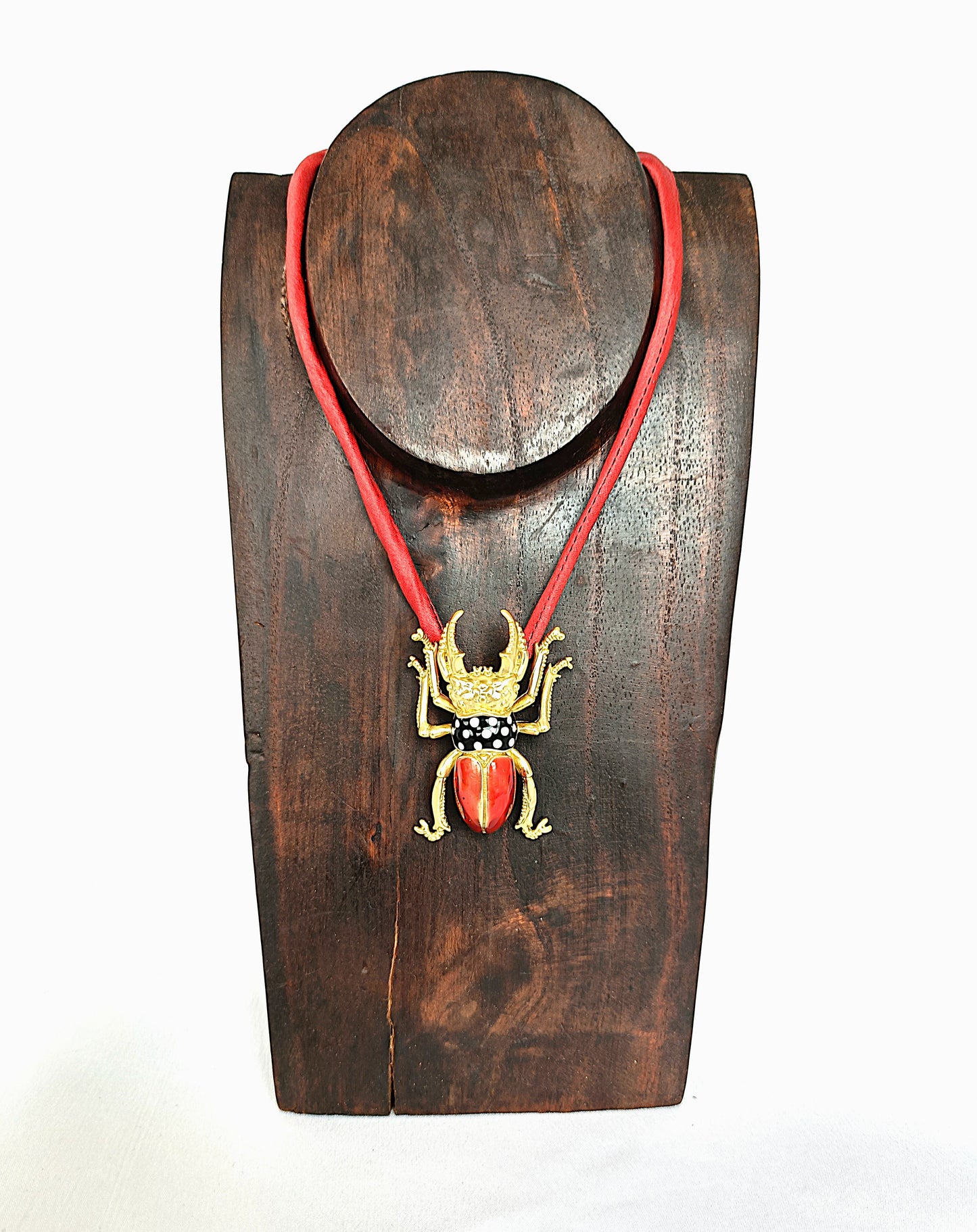 Collar escarabajo dorado y rojo con cordón de seda natural.
