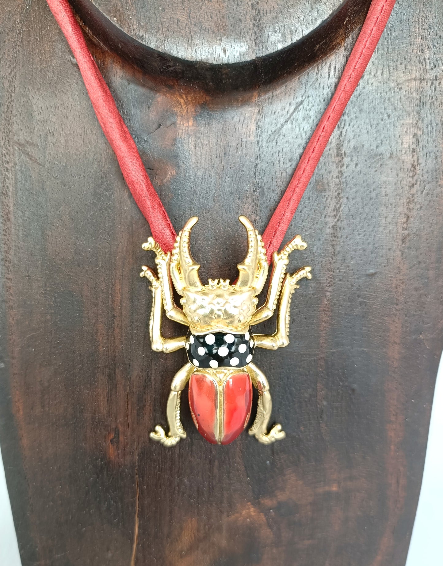 Collar escarabajo dorado y rojo con cordón de seda natural.