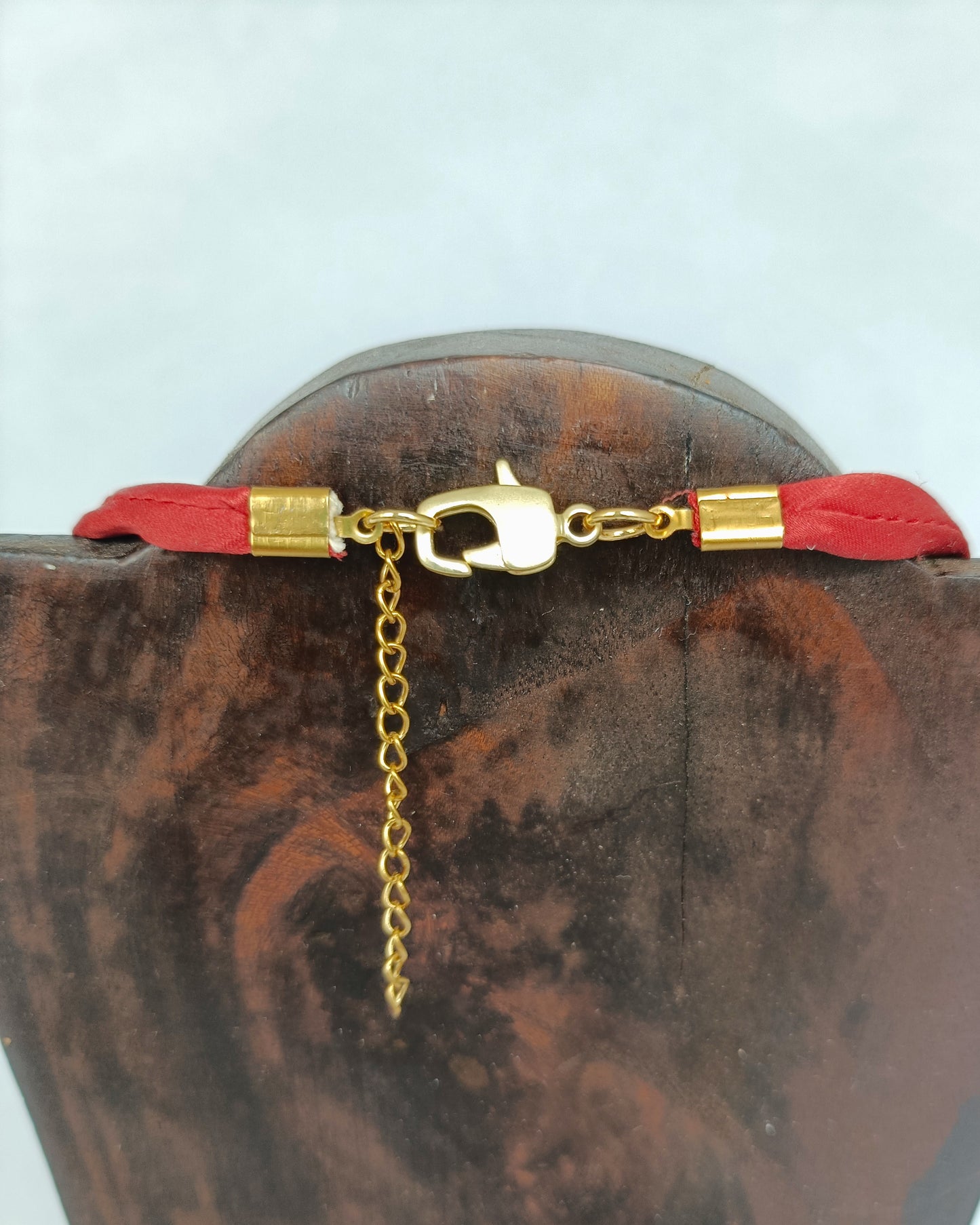 Collar escarabajo dorado y rojo con cordón de seda natural.